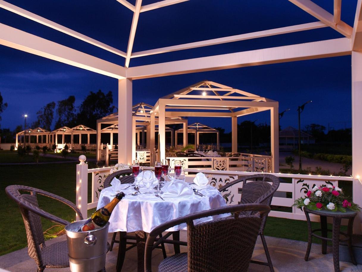 Neonz Resort & Club Ānand Esterno foto